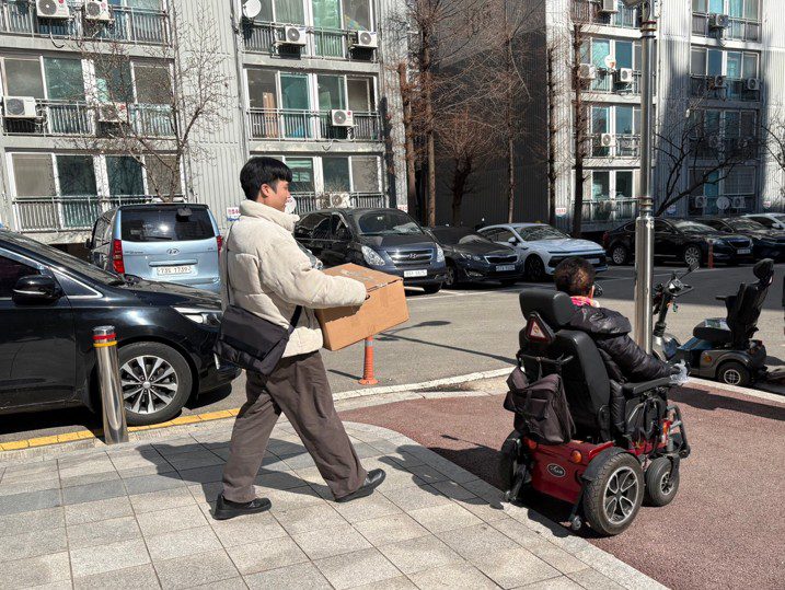 법률사무소 디에이 직원들이 생필품이 담긴 행복박스를 들고 가정으로 직접 배달하는 모습